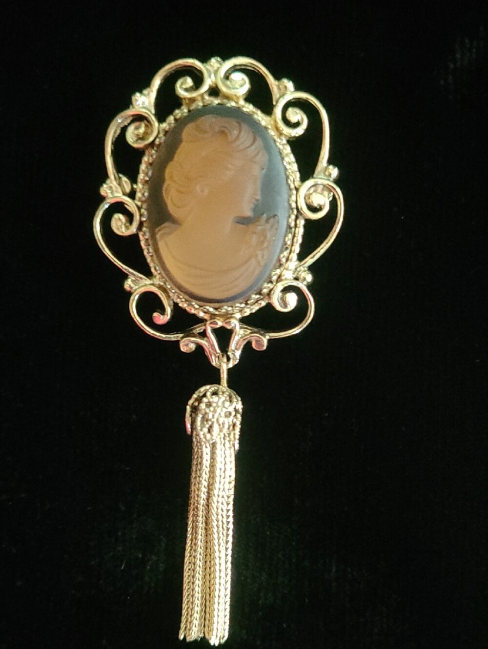 Vintage Whiting and Davis Amber glass Cameo Brooch